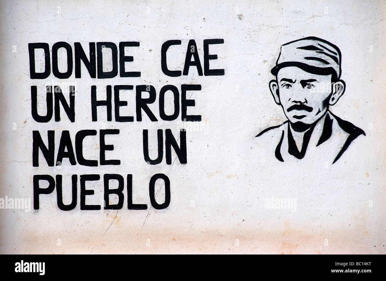 Cuban wall painting. Socialist propaganda. DONDE CAE UN HEROE NACE UN PUEBLO. FALL OF A HERO, BIRTH OF A PEOPLE or TOWN. CUBA Stock Photo