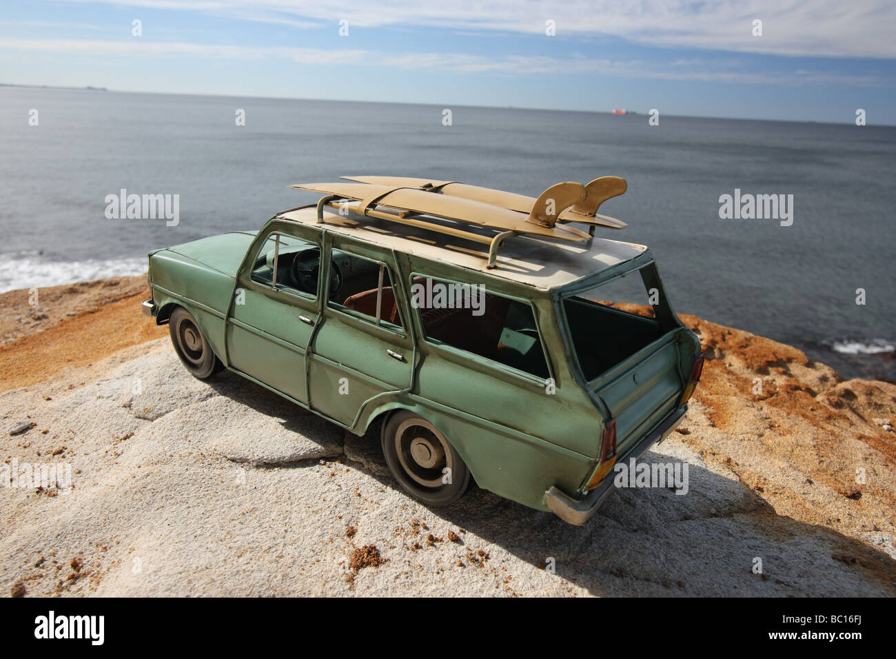BEATEN UP OLD MODEL STATION WAGON WITH SURFBOARDS ON TOP BDB11231  HORIZONTAL Stock Photo
