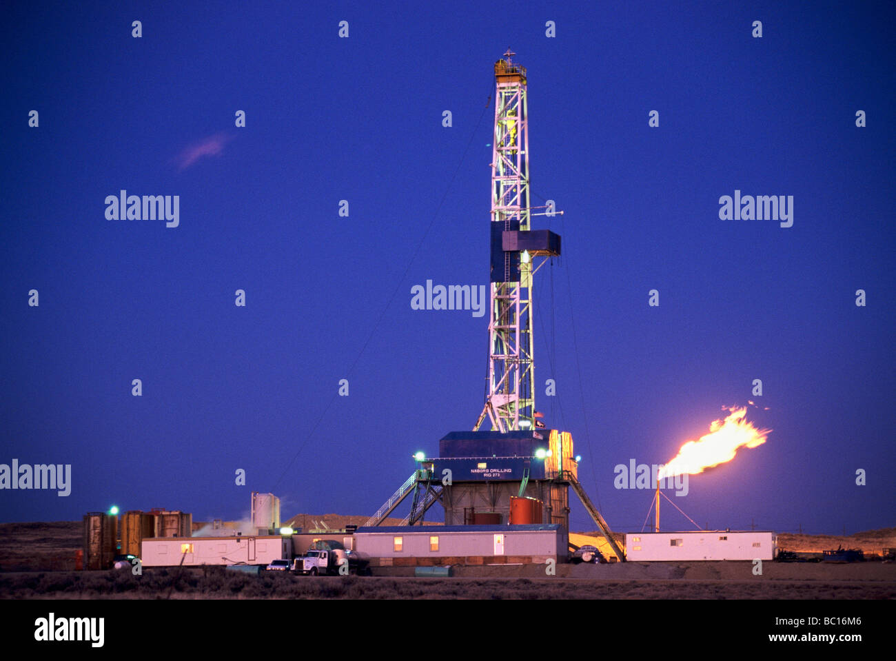 Natural gas drilling rig, Wyoming Stock Photo