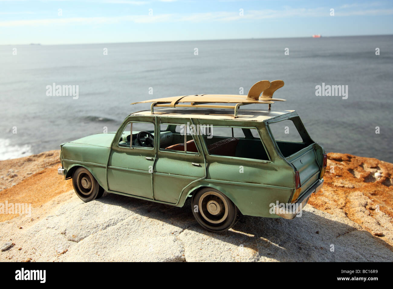 BEATEN UP OLD MODEL STATION WAGON WITH SURFBOARDS ON TOP BDB11232  HORIZONTAL Stock Photo