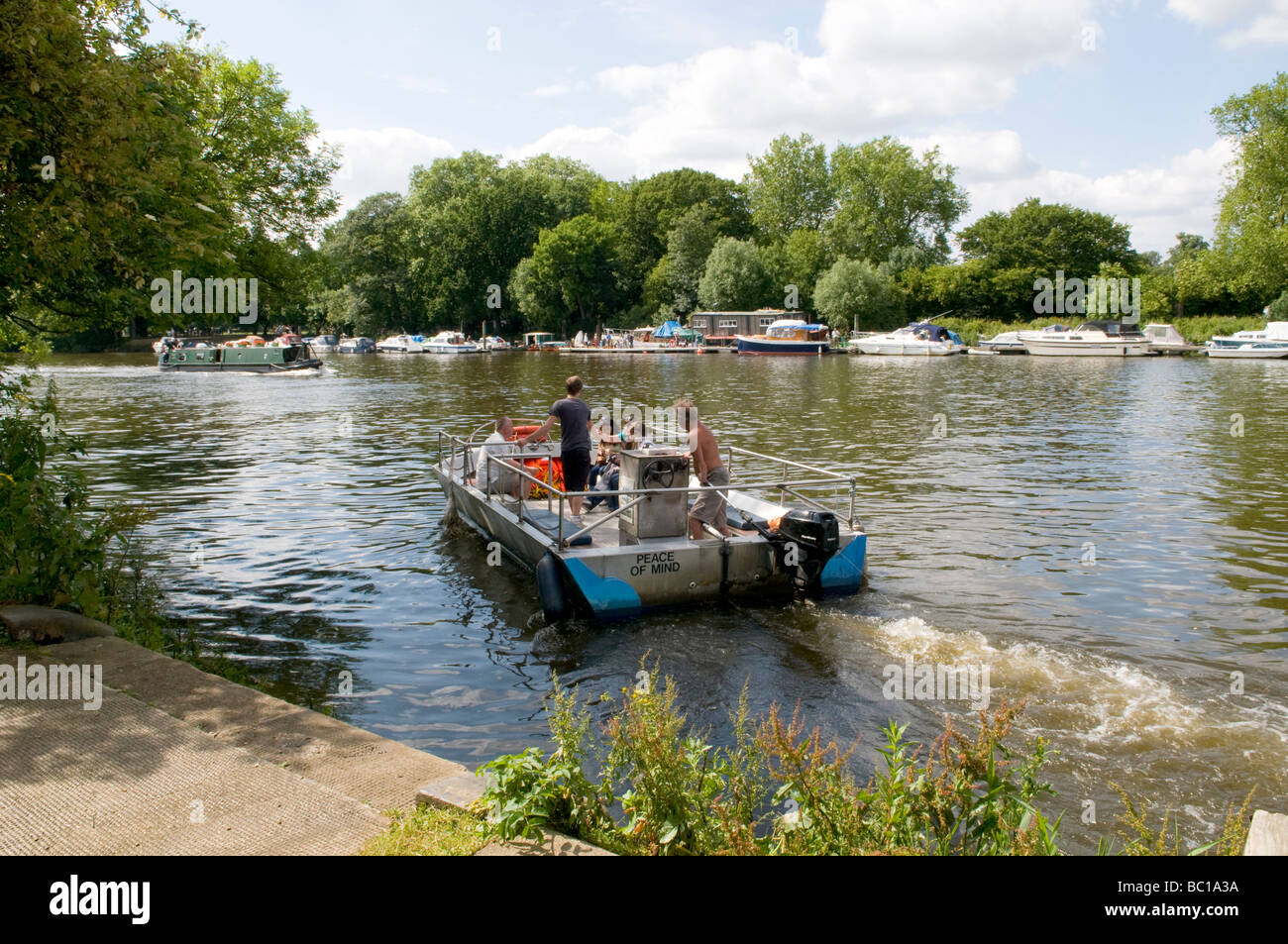HAMMERTON FERRY TAKES FOOT PASSENGERS ACROSS THE RIVER THAMES FROM HAM TO MARBLE HILL, TWICKENHAM Stock Photo