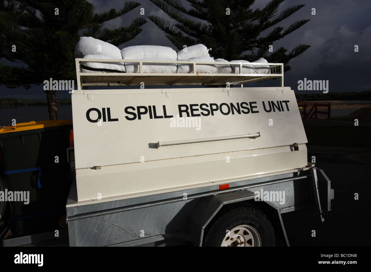 TRAILER WITH EQUIPMENT ON TO CLEAN UP OIL SPILL HORIZONTAL BDB11234 Stock Photo