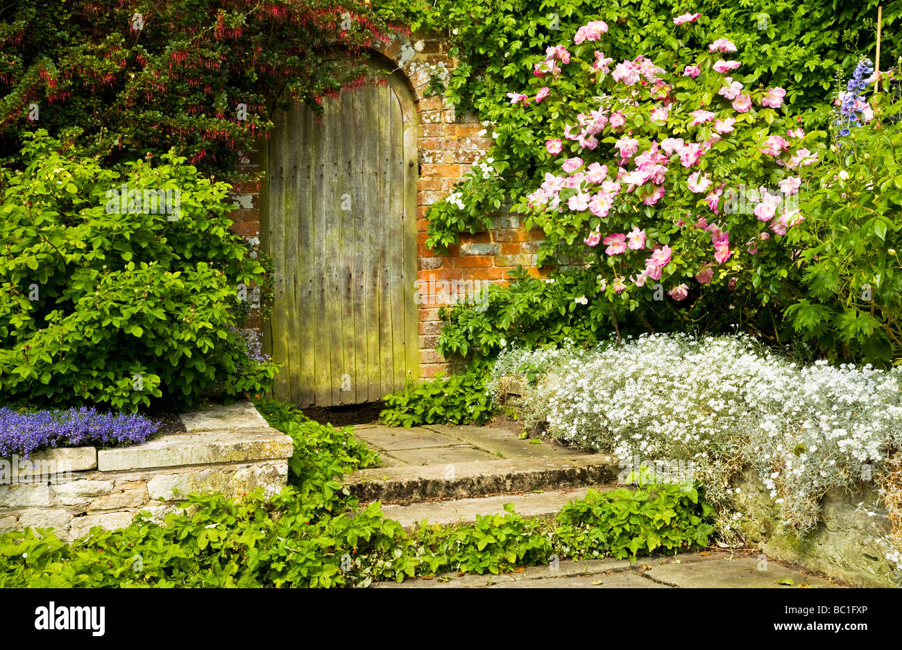 Old english garden wall hi-res stock photography and images - Alamy