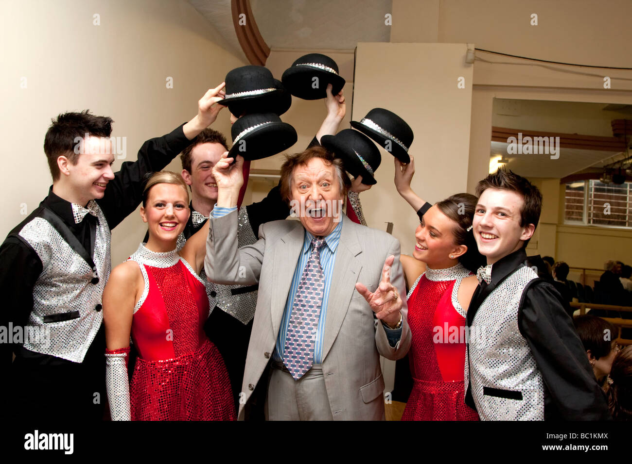 Ken Dodd with students from the Liverpool Theatre School in Liverpool city centre Stock Photo