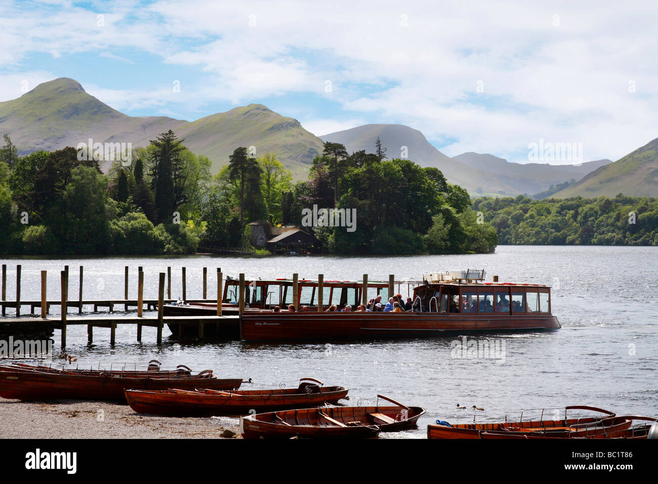 Tourist trip boats hi-res stock photography and images - Alamy