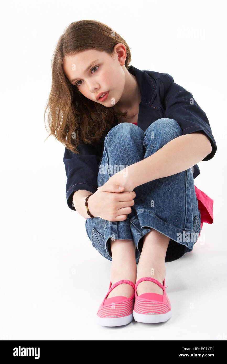 Young girl sitting. Девочка подросток сидит. Девочка сидит на коленях. Девочка подросток сидит на коленях. Сидит обхватив ноги.