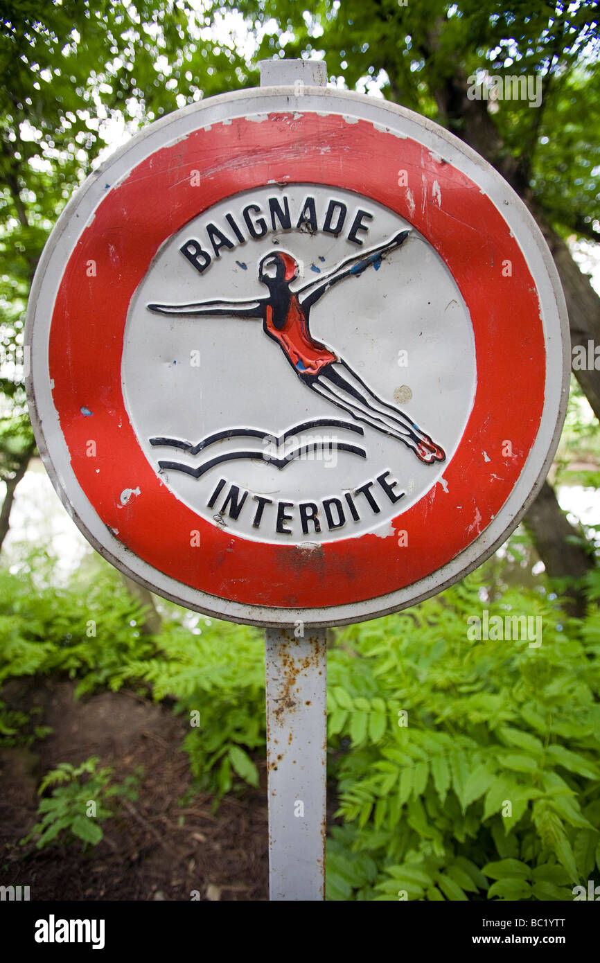 At Vichy, a 'no swimming' signpost (Allier -  France). Panneau d' interdiction de baignade à Vichy (Allier - France). Stock Photo