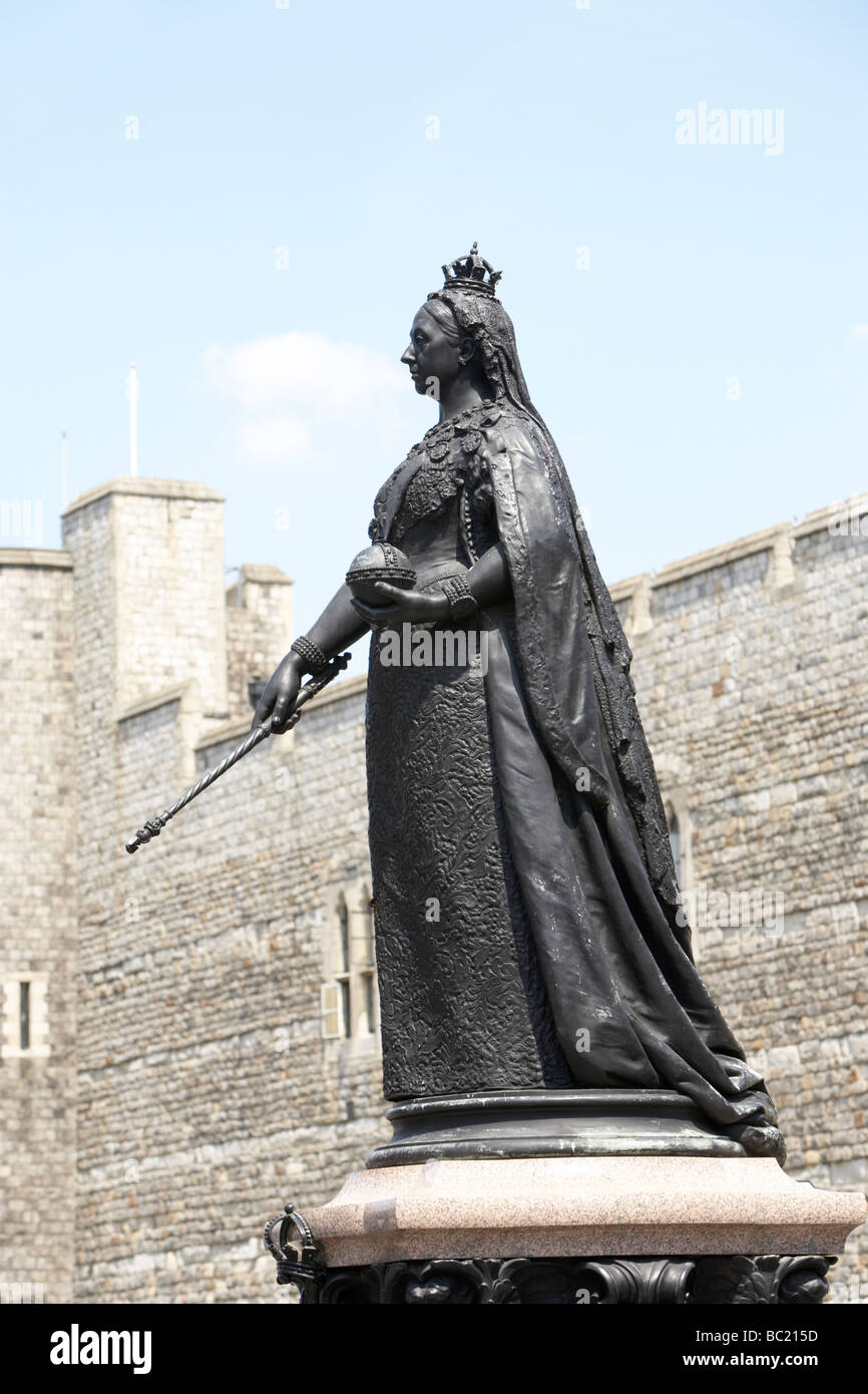 Statue Of Queen Victoria Outside Windsor Castle Stock Photo Alamy
