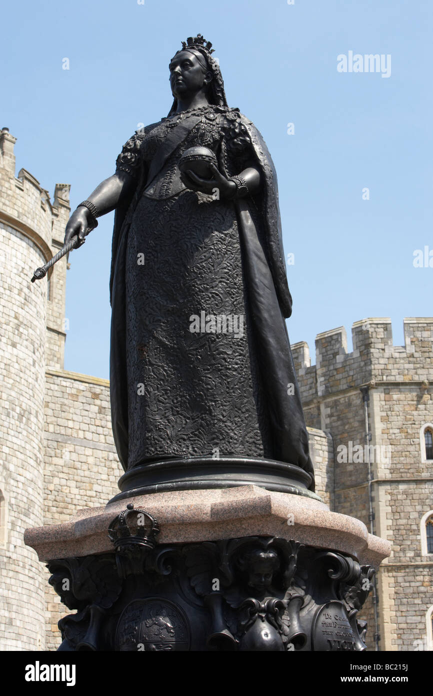 Statue Of Queen Victoria Outside Windsor Castle Stock Photo Alamy