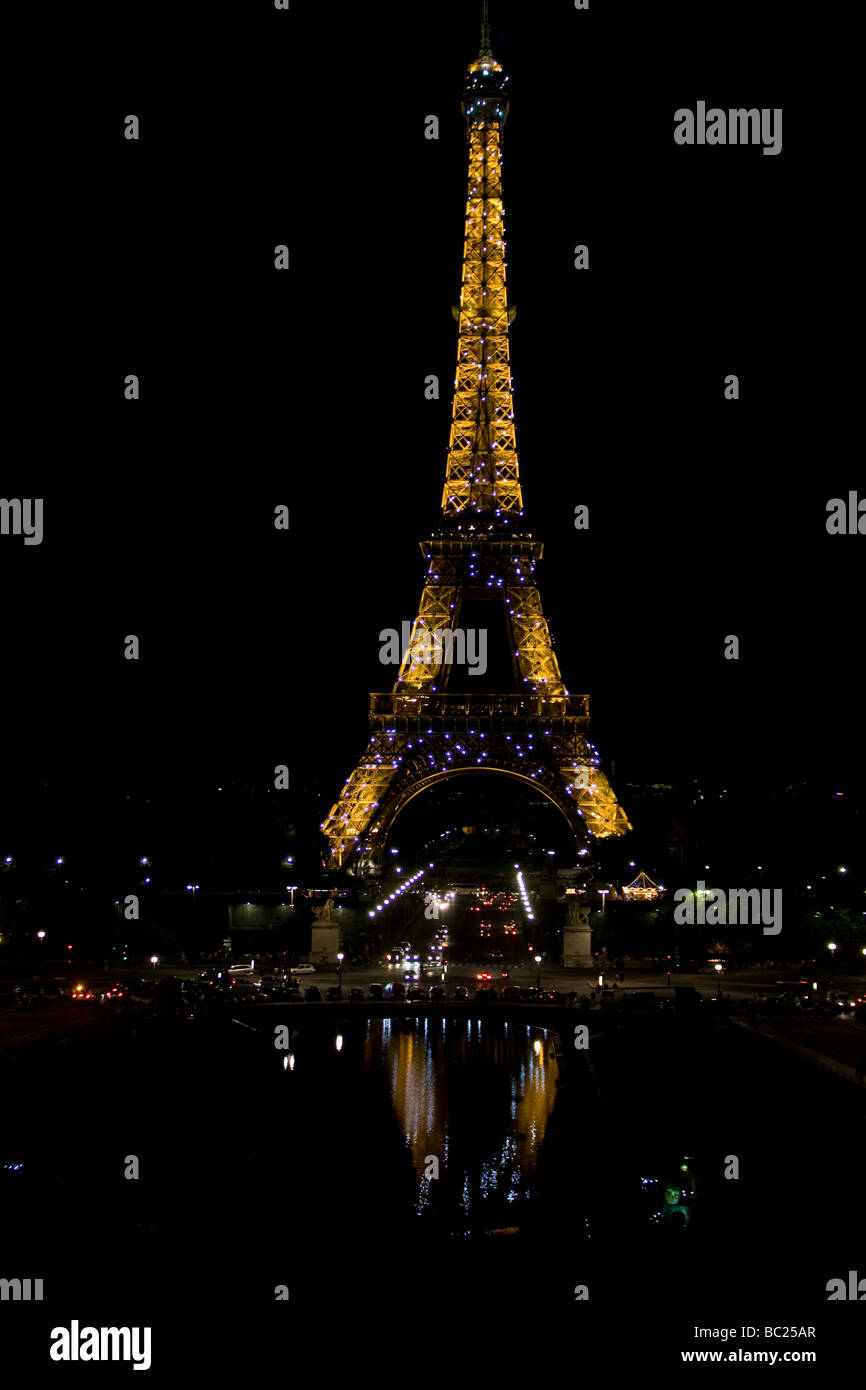 Eiffel tower reflection hi-res stock photography and images - Alamy