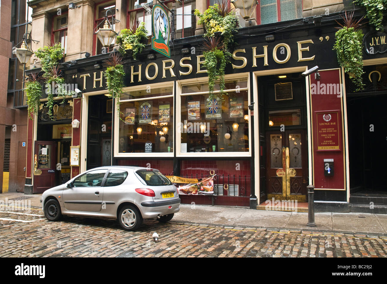 dh The Horse Shoe Bar DRURY LANE GLASGOW Traditional Glasgow public house cobbled street pub front uk scotland Stock Photo