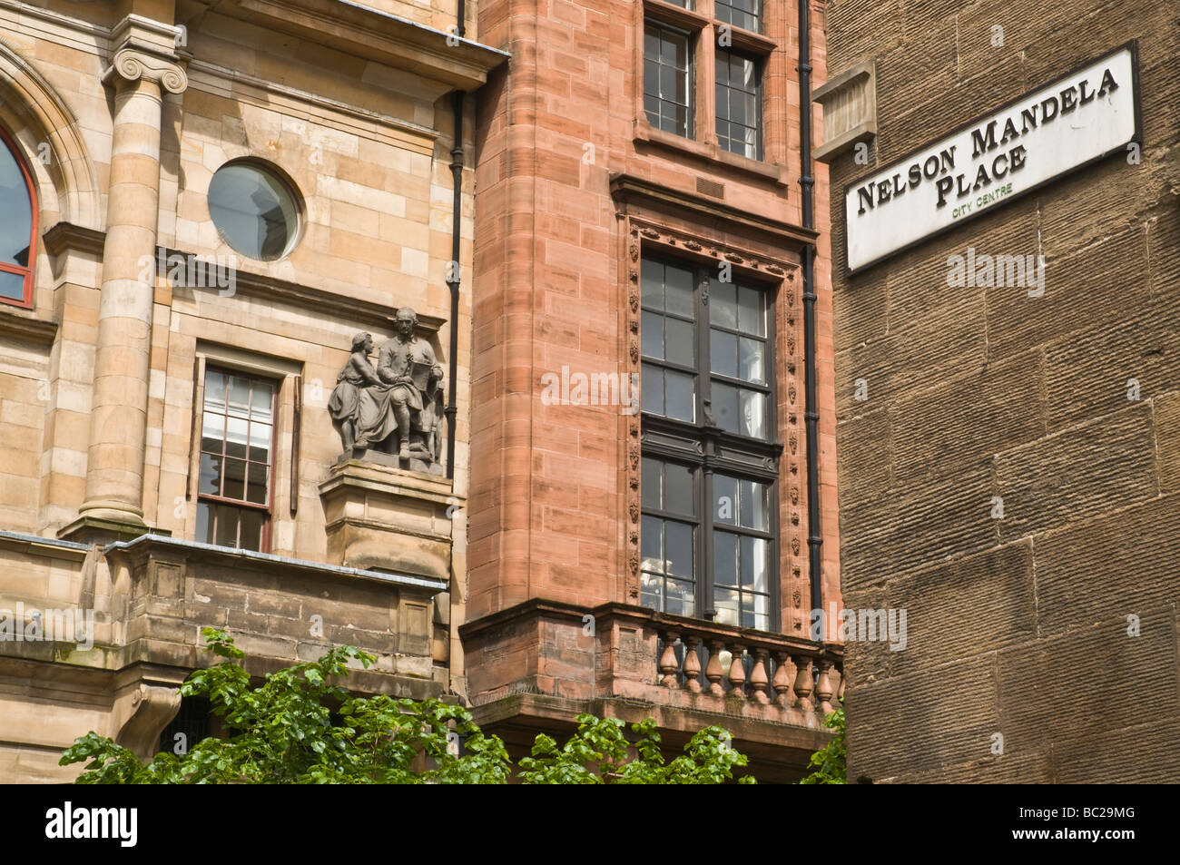 dh Athenaeum NELSON MANDELA PLACE GLASGOW Street sign and the Athenaeum building statues Stock Photo