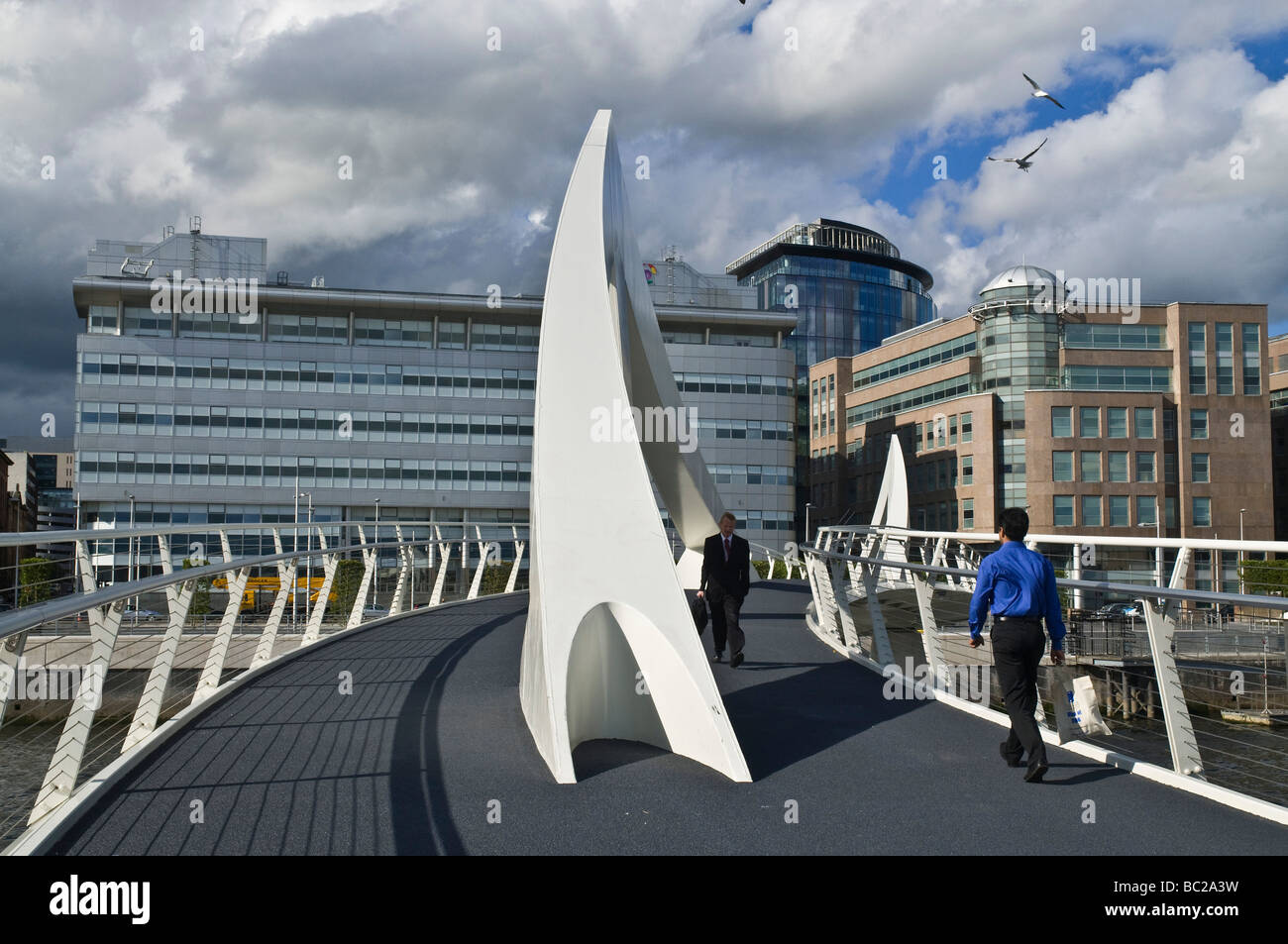 dh Broomielaw Tradeston bridge RIVER CLYDE BRIDGES GLASGOW CITY People walking over modern scottish architecture squiggly scotland waterfront cities Stock Photo