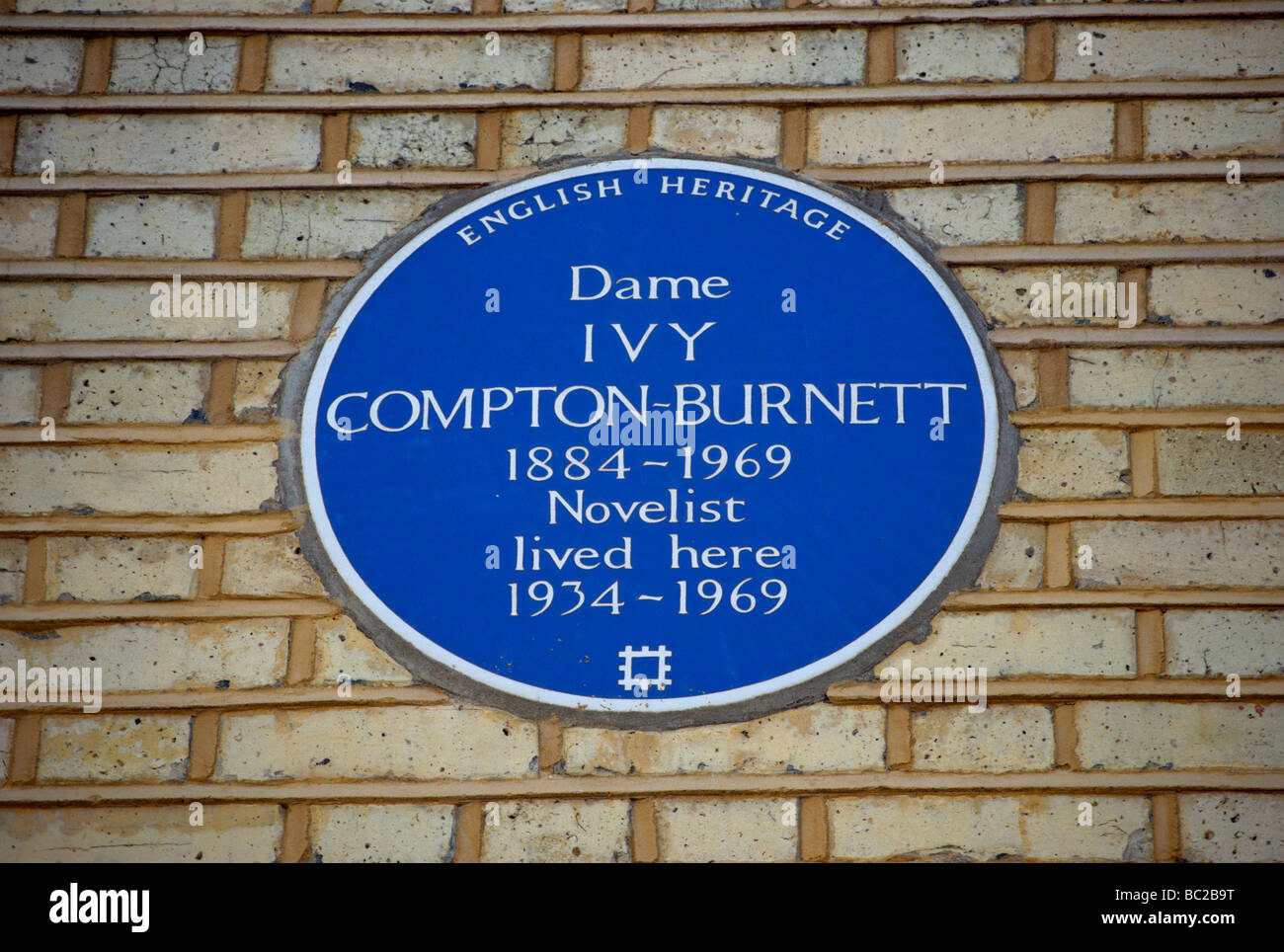 english heritage blue plaque marking a former home of novelist ivy compton-burnett Stock Photo