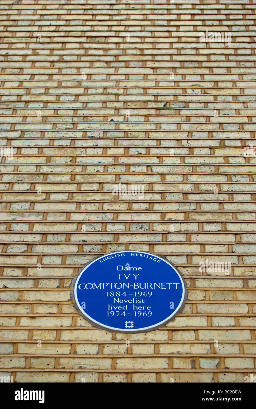 english heritage blue plaque marking a former home of novelist ivy compton-burnett Stock Photo
