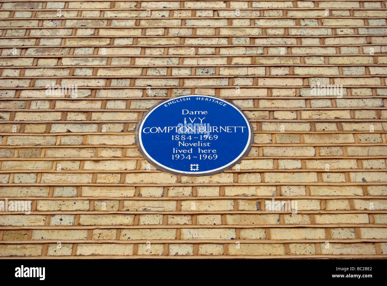 english heritage blue plaque marking a former home of novelist ivy compton-burnett Stock Photo