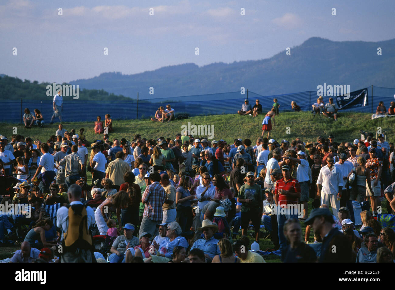 Outdoor mountain concert crowd hi-res stock photography and images - Alamy