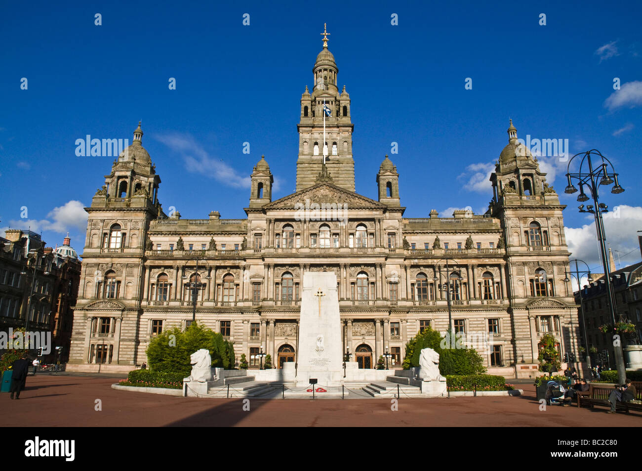 dh City Chambers GEORGE SQUARE GLASGOW SCOTLAND George Square of victorian architecture sq scottish war memorial Cenotaph Stock Photo