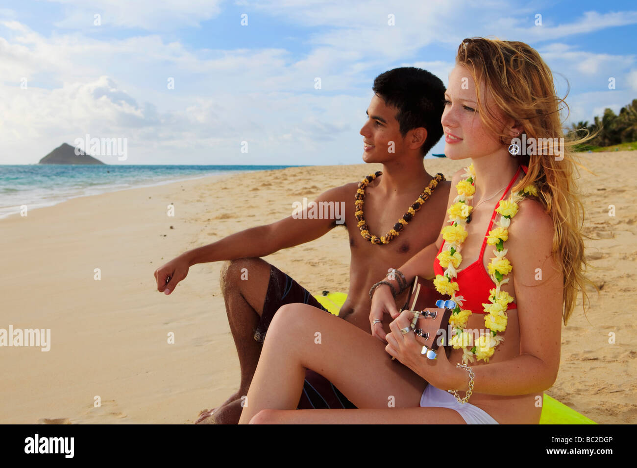 Свадебные наряды гавайи. Бали океан. Пара на пляже. Джейд маунтин сент-люсия бассейны. Два друга и девушка.