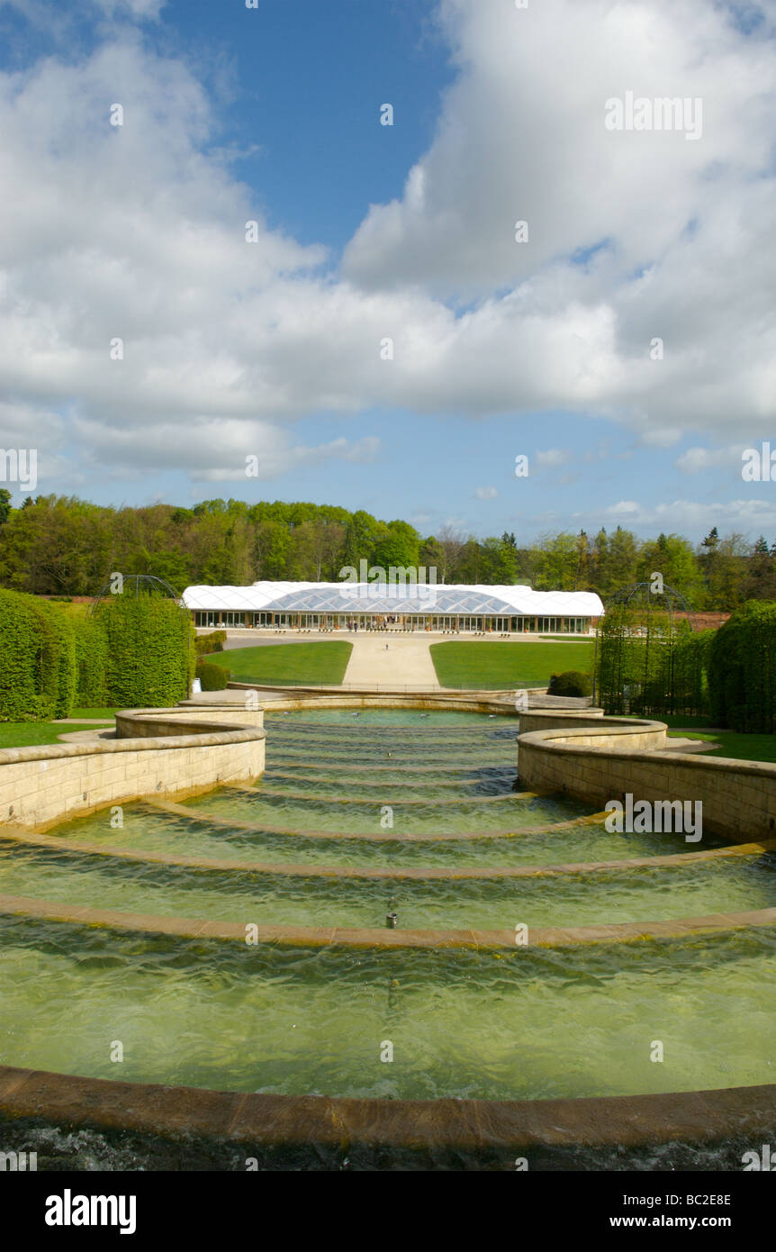 Alnwick castle gardens hi-res stock photography and images - Page 4 - Alamy, image size:862x1390