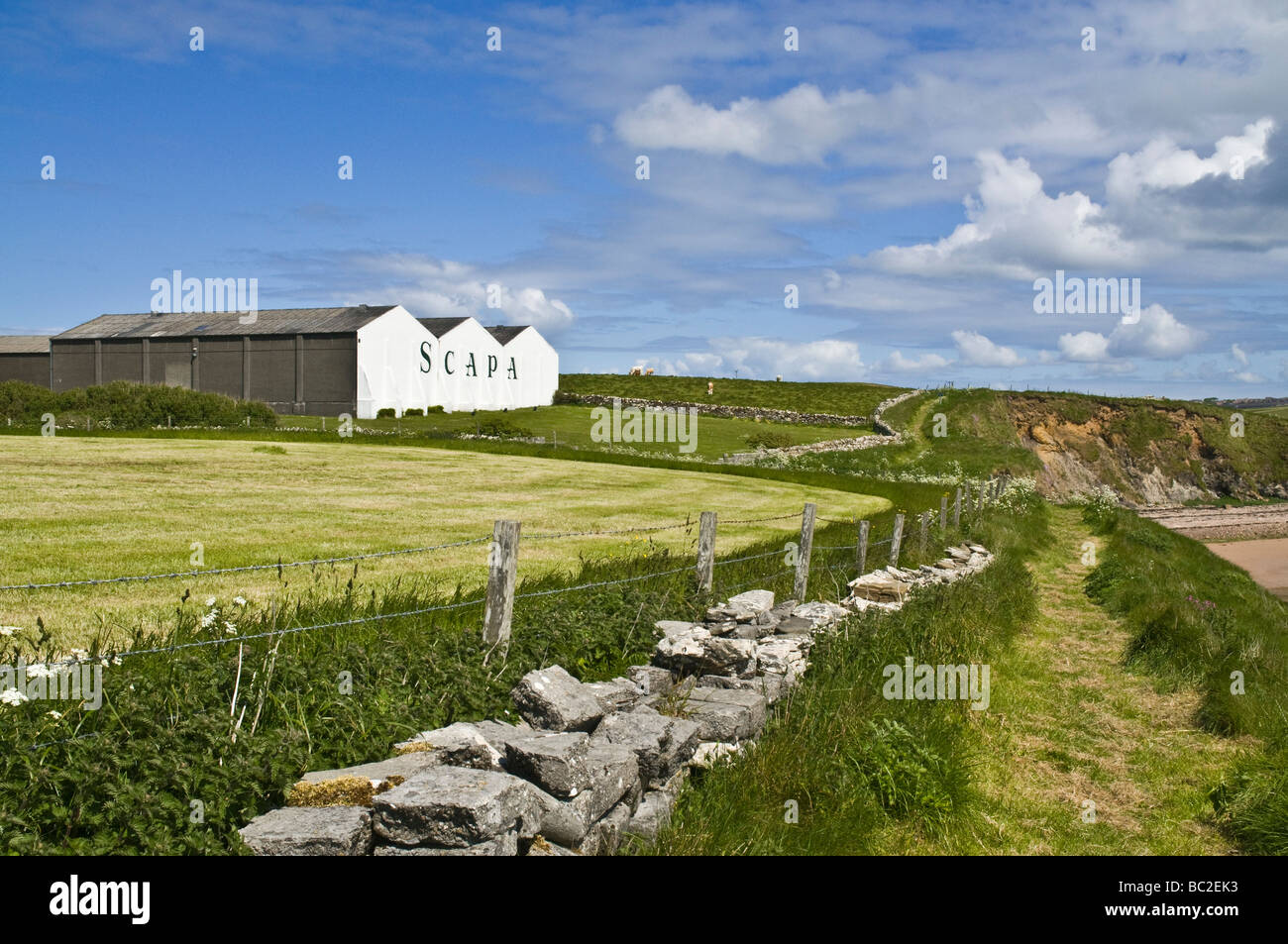 dh Scapa Whisky Distillery SCAPA BAY ORKNEY Scapa Flow footpath and path scotland scottish isle coastal Stock Photo