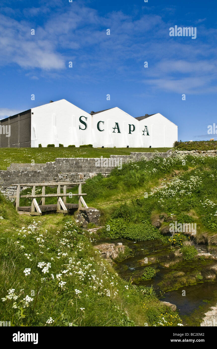 dh Scapa Distillery SCAPA BAY ORKNEY Footpath bridge over river scottish malt whisky building whiskey scotland islands distilleries trail Stock Photo