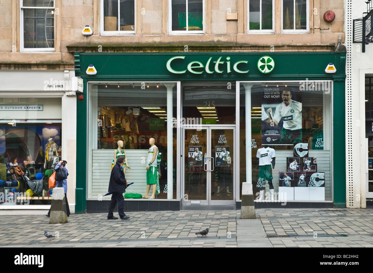 dh Celtic FC Football club shop SAUCHIEHALL STREET GLASGOW Sauchiehall street soccer clubs store front Stock Photo