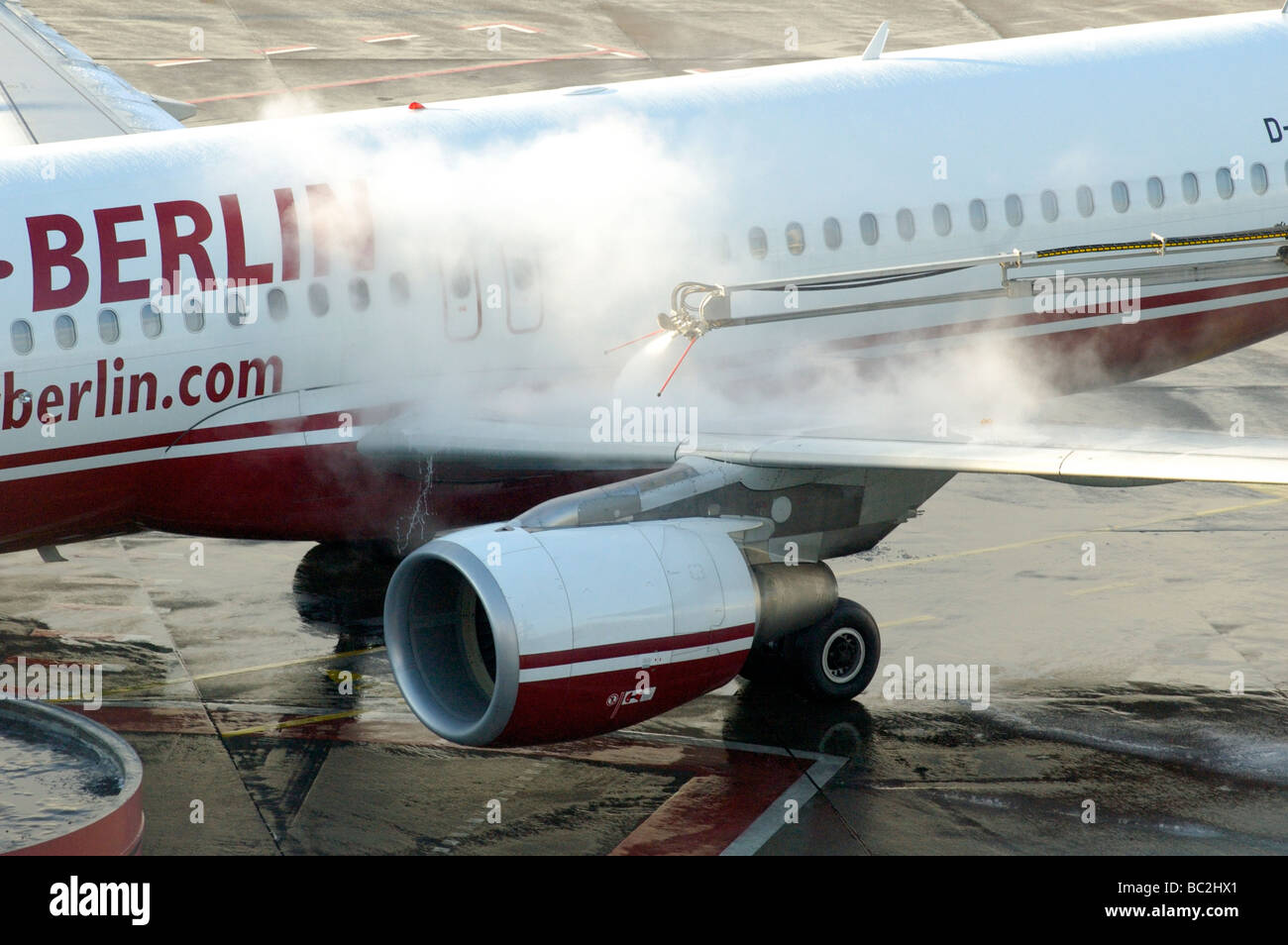 DeIcing of Airbus A320 at Tegel Airport in Berlin Stock Photo Alamy