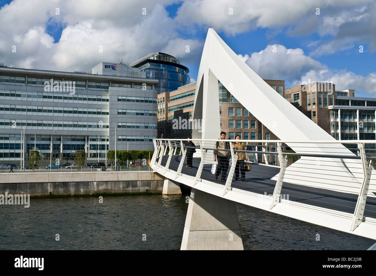 dh Broomielaw Tradeston bridge RIVER CLYDE BRIDGES GLASGOW CITY Pedestrains walking over the Squiggly footbridge scotland Stock Photo