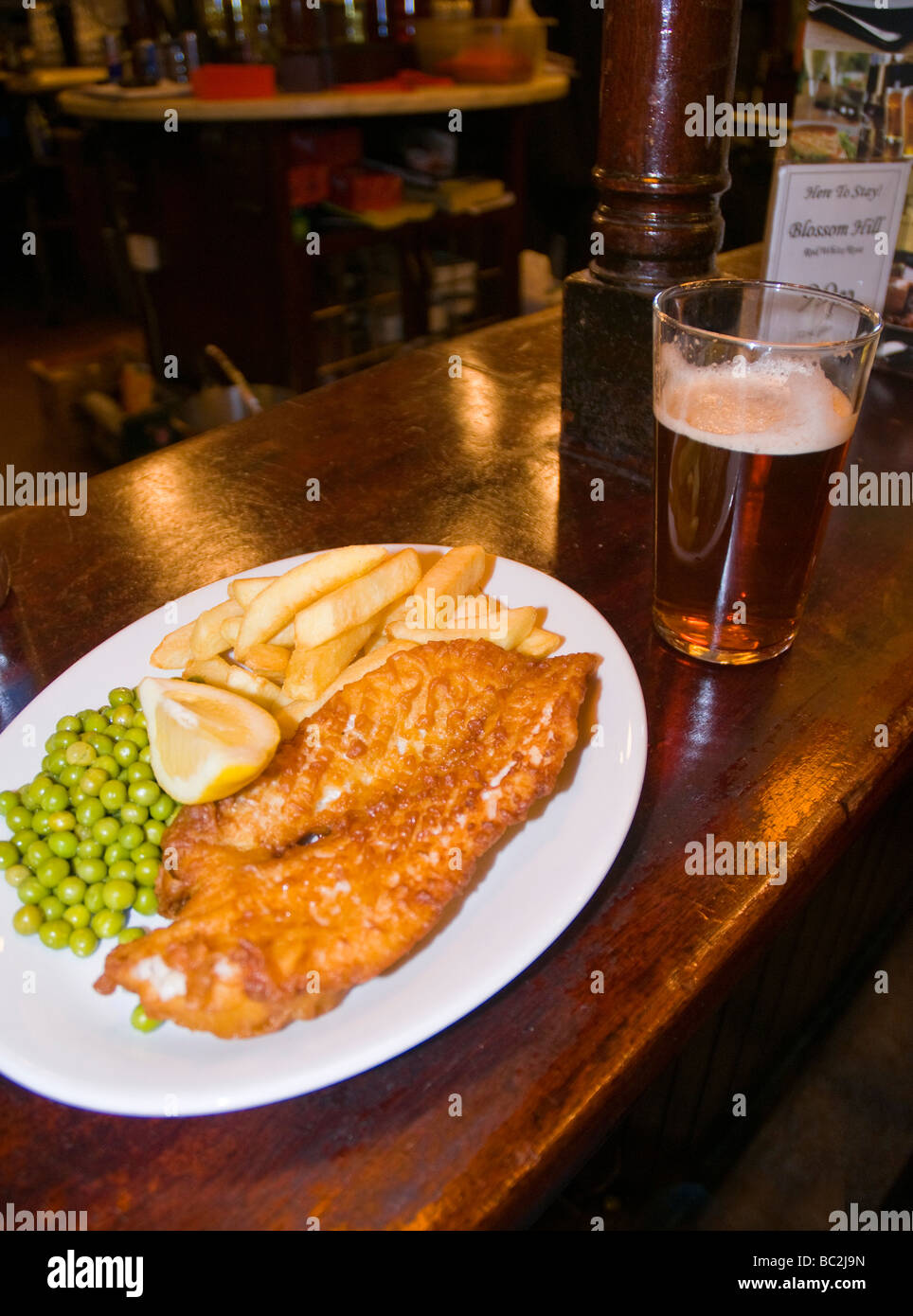 dh Scottish pub lunch HORSE SHOE BAR GLASGOW SCOTLAND Food bar meal battered supper fish chips peas pint of beer plate uk Stock Photo