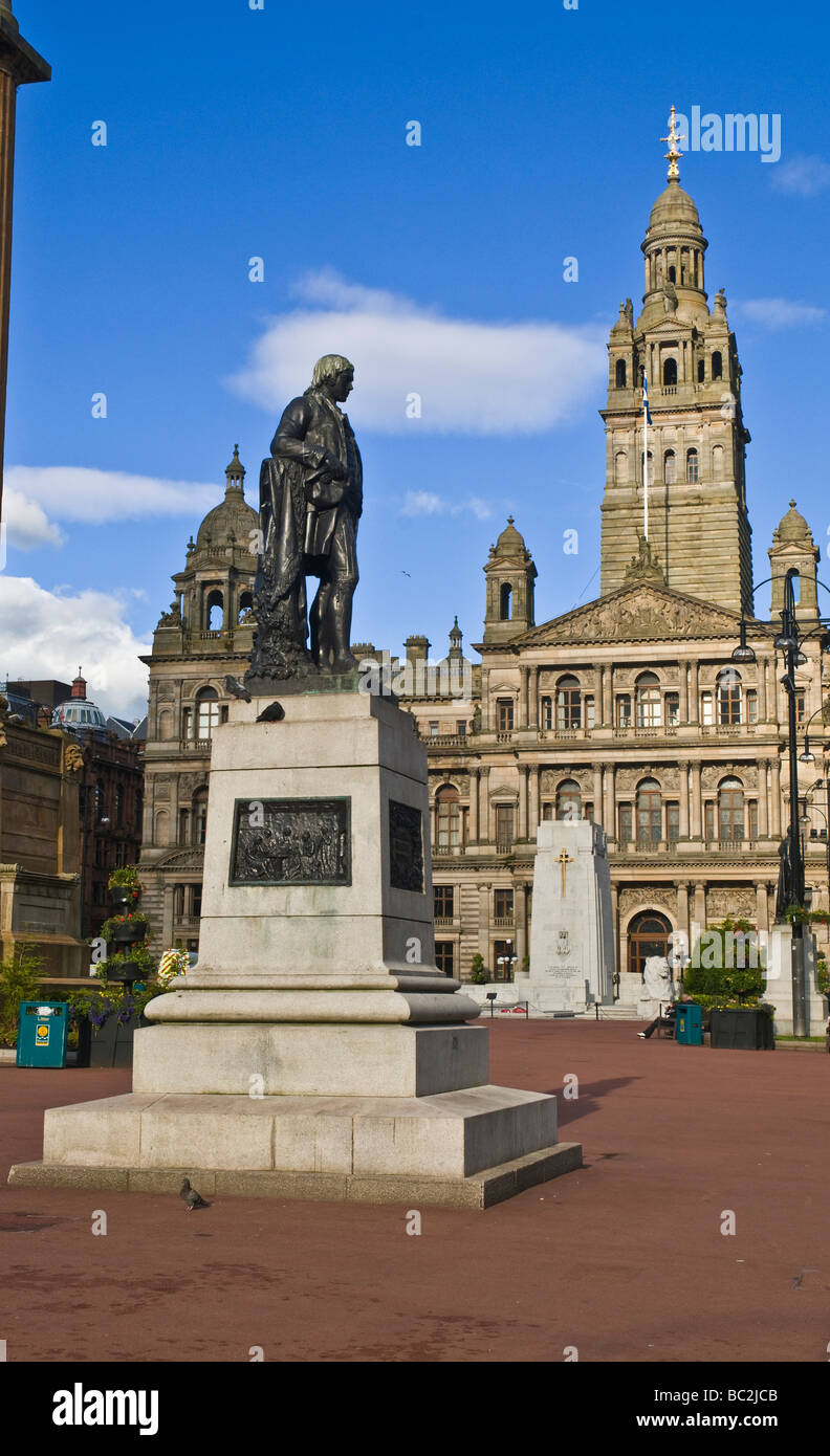 dh City Chambers GEORGE SQUARE GLASGOW Robert Burns robbie rabbie statue George Square and City Chambers scotland scottish historical poet figures Stock Photo