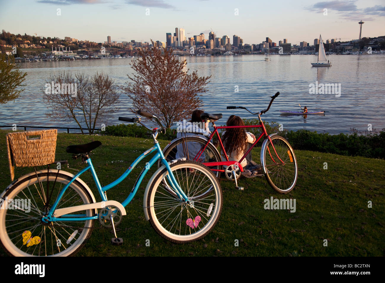 Couple with bicycles in Gasworks Park Seattle Washington Stock Photo