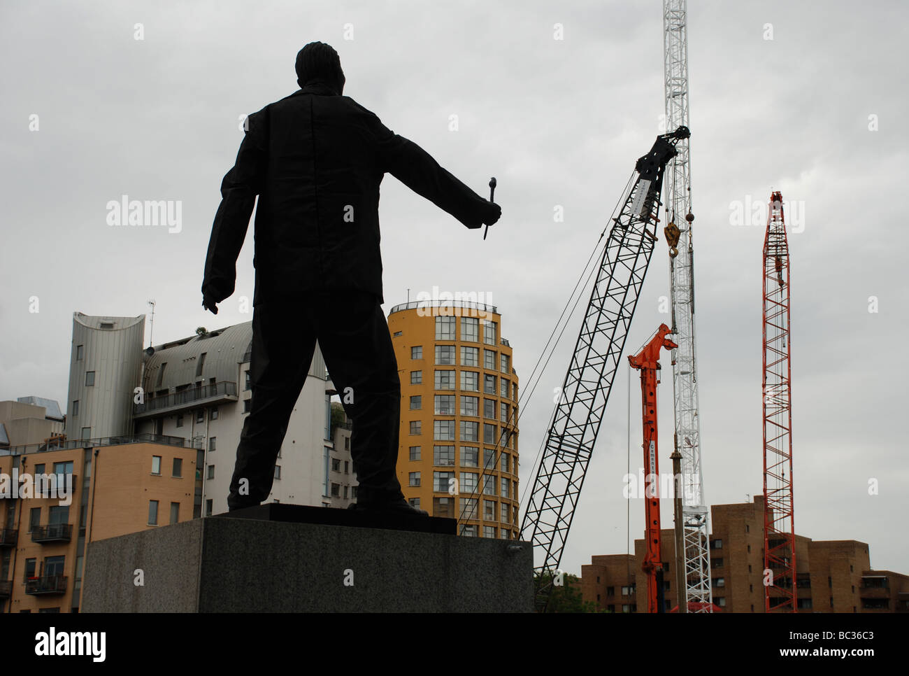 Moving statue hires stock photography and images Alamy