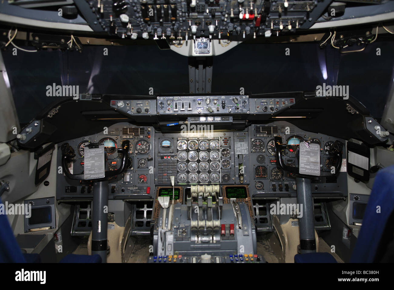 Boeing 747 jumbo jet airliner cockpit hi-res stock photography and