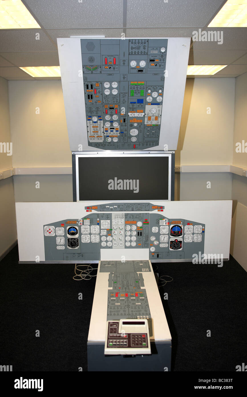 A Flight Training School Mock Up Of A Boeing 737 Cockpit Used For Stock Photo Alamy