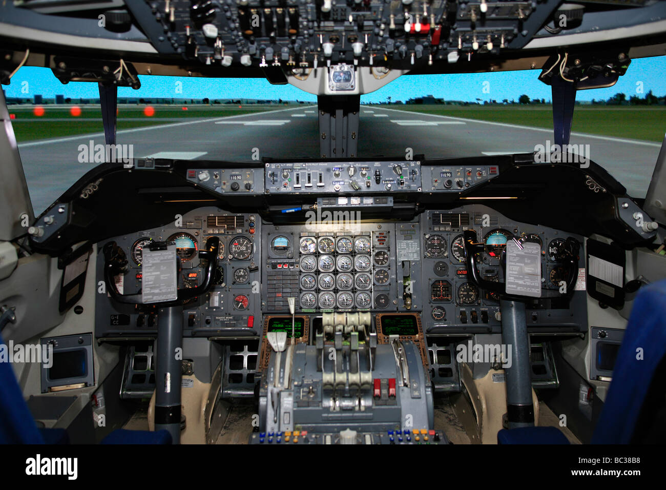 Cockpit simulator Banque de photographies et d'images à haute résolution -  Alamy