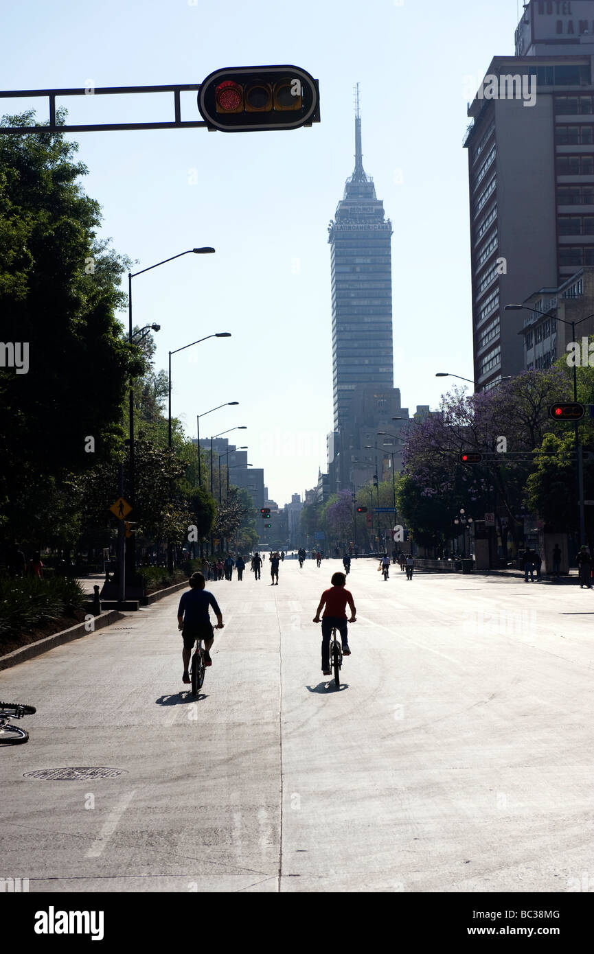 sunday-pedestrian-only-roads-in-mexico-city-allow-the-public-to-roam