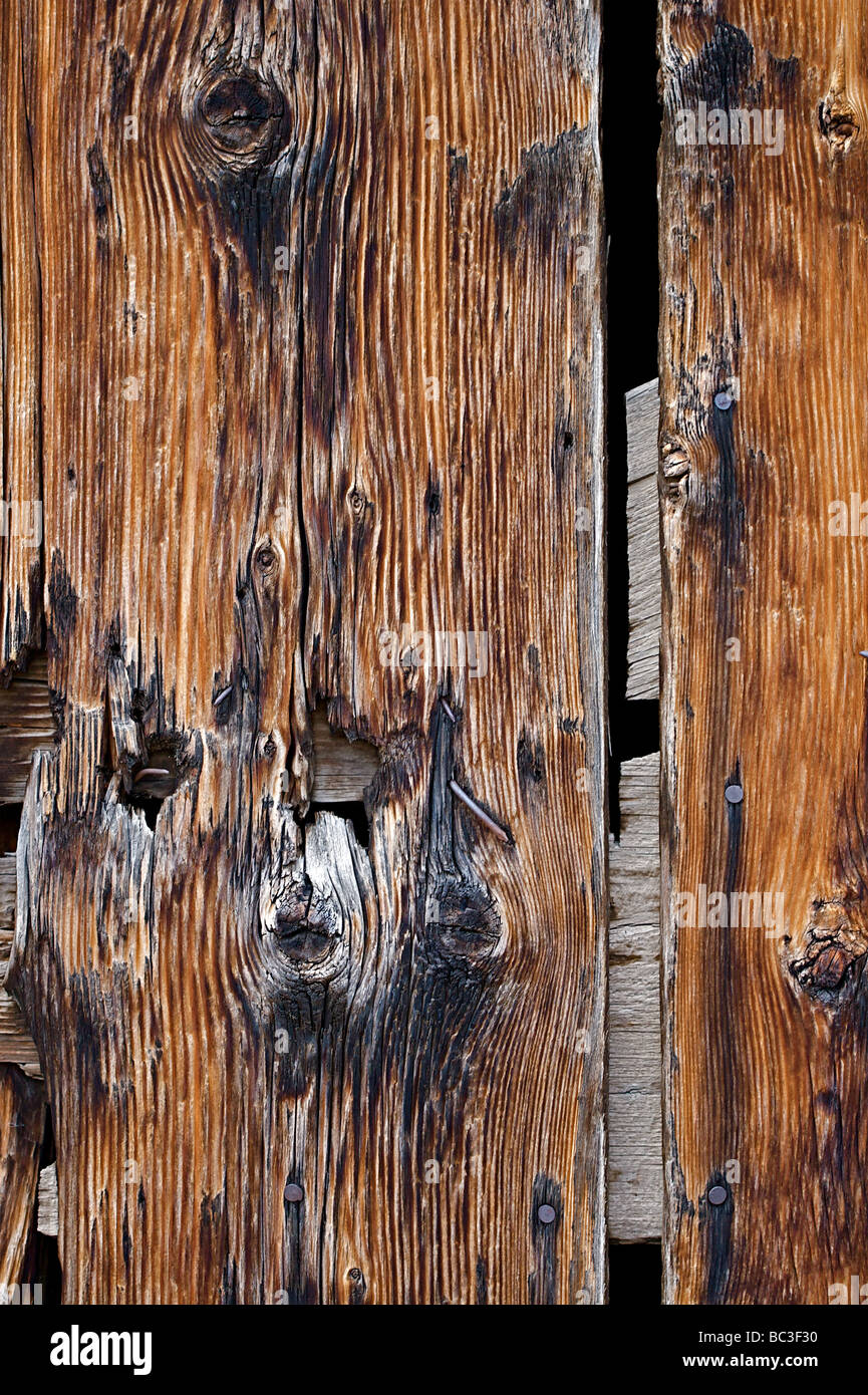 Wallpaper background of an old barn door Stock Photo - Alamy