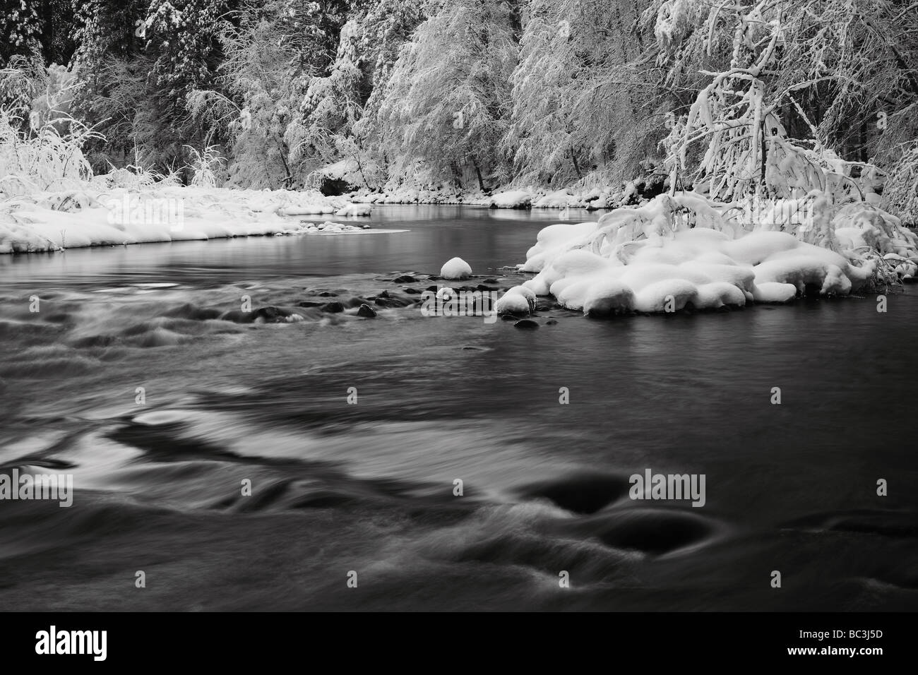Winter flowing river hi-res stock photography and images - Alamy