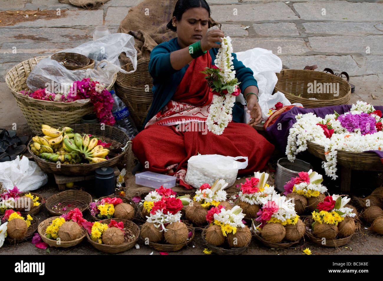 A FLOWER SELLER OUTSIDE THE MYSORE CHAMUNDESWARI TEMPLE Stock Photo