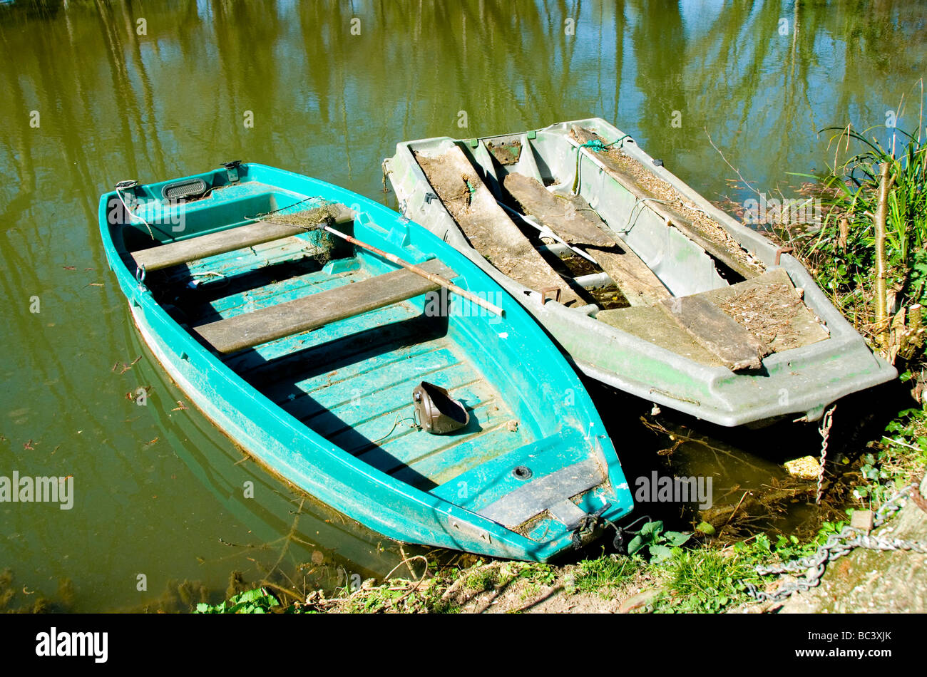 Fishing boats on river in the Lot et Garonne, France Stock Photo - Alamy