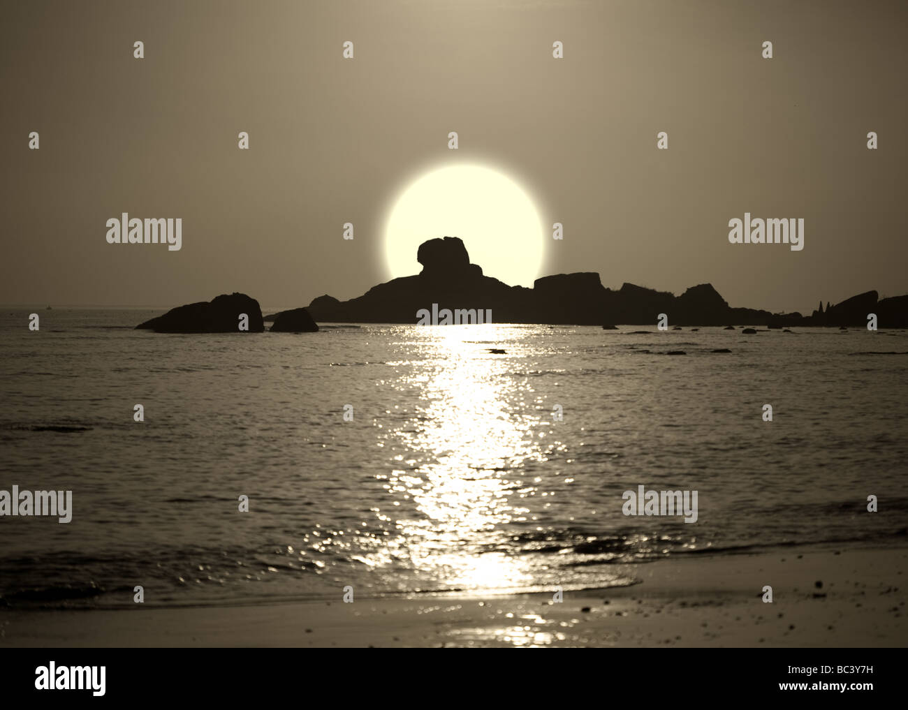 Beautiful sunrise over the ocean Stock Photo - Alamy