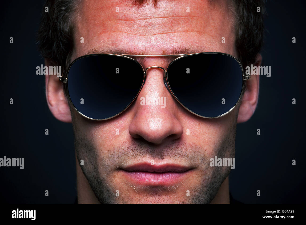 People wearing sunglasses hi-res stock photography and images - Alamy
