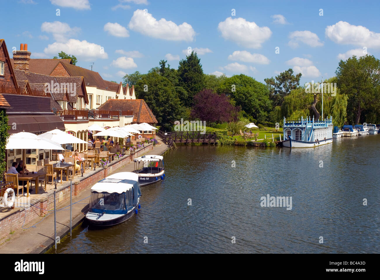 The Swan Hotel and River Thames at Streatley, Berkshire, England Stock Photo