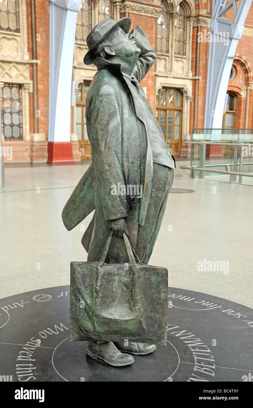 John Betjeman s statue sculpture by Martin Jennings St Pancras Station London England UK Stock Photo