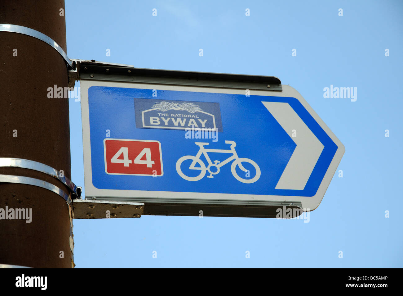 The National Byway cycle route sign against a blue sky Stock Photo