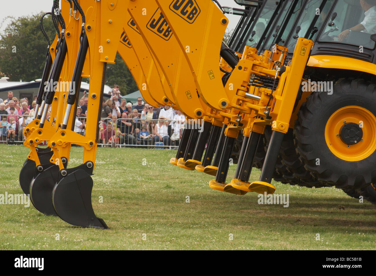 JCB 'dancing diggers' acrobatic display at the Derbyshire County Show 2009 at Elvaston. Stock Photo