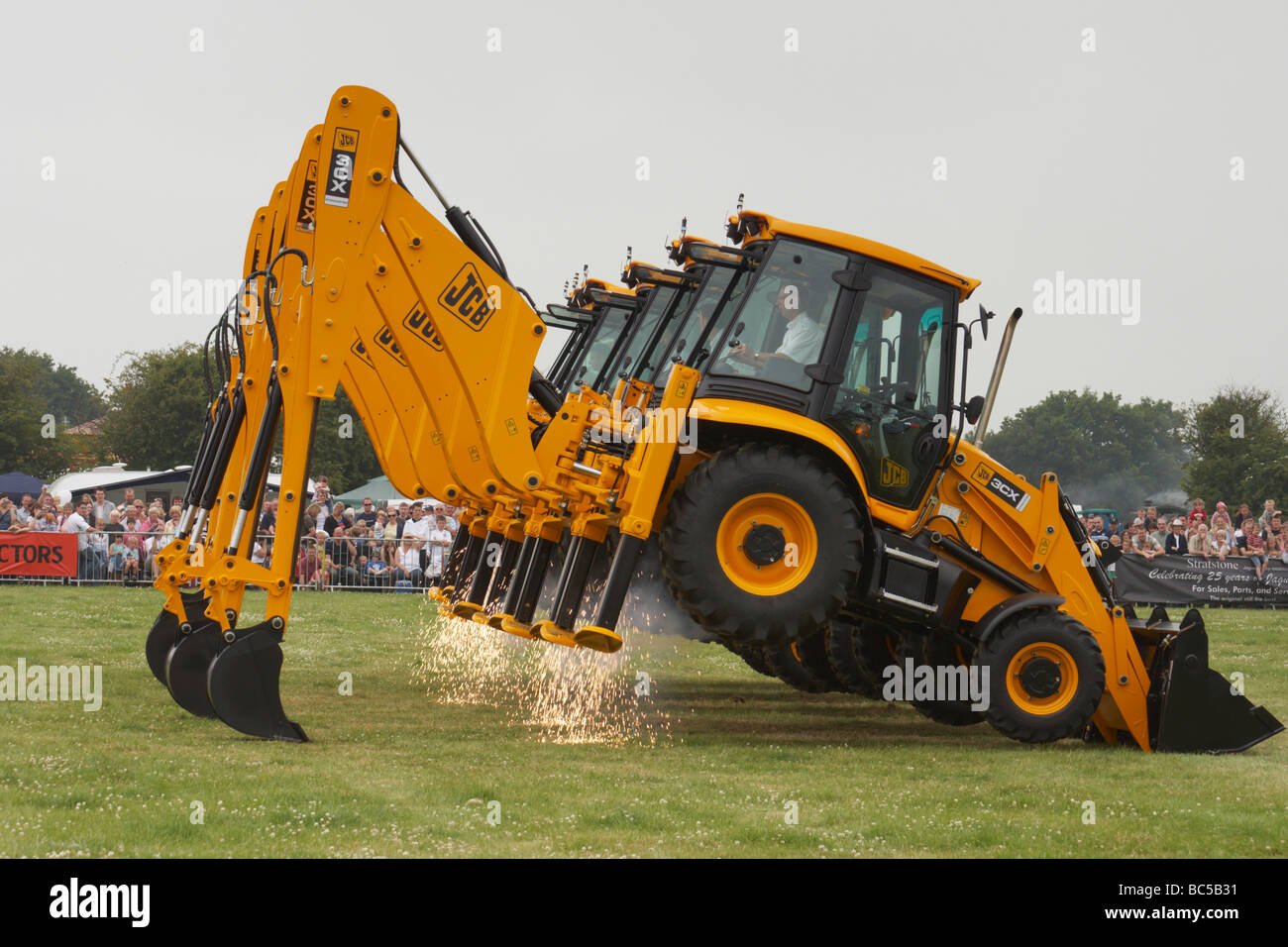 JCB 'dancing diggers' acrobatic display at the Derbyshire County Show 2009 at Elvaston. Stock Photo