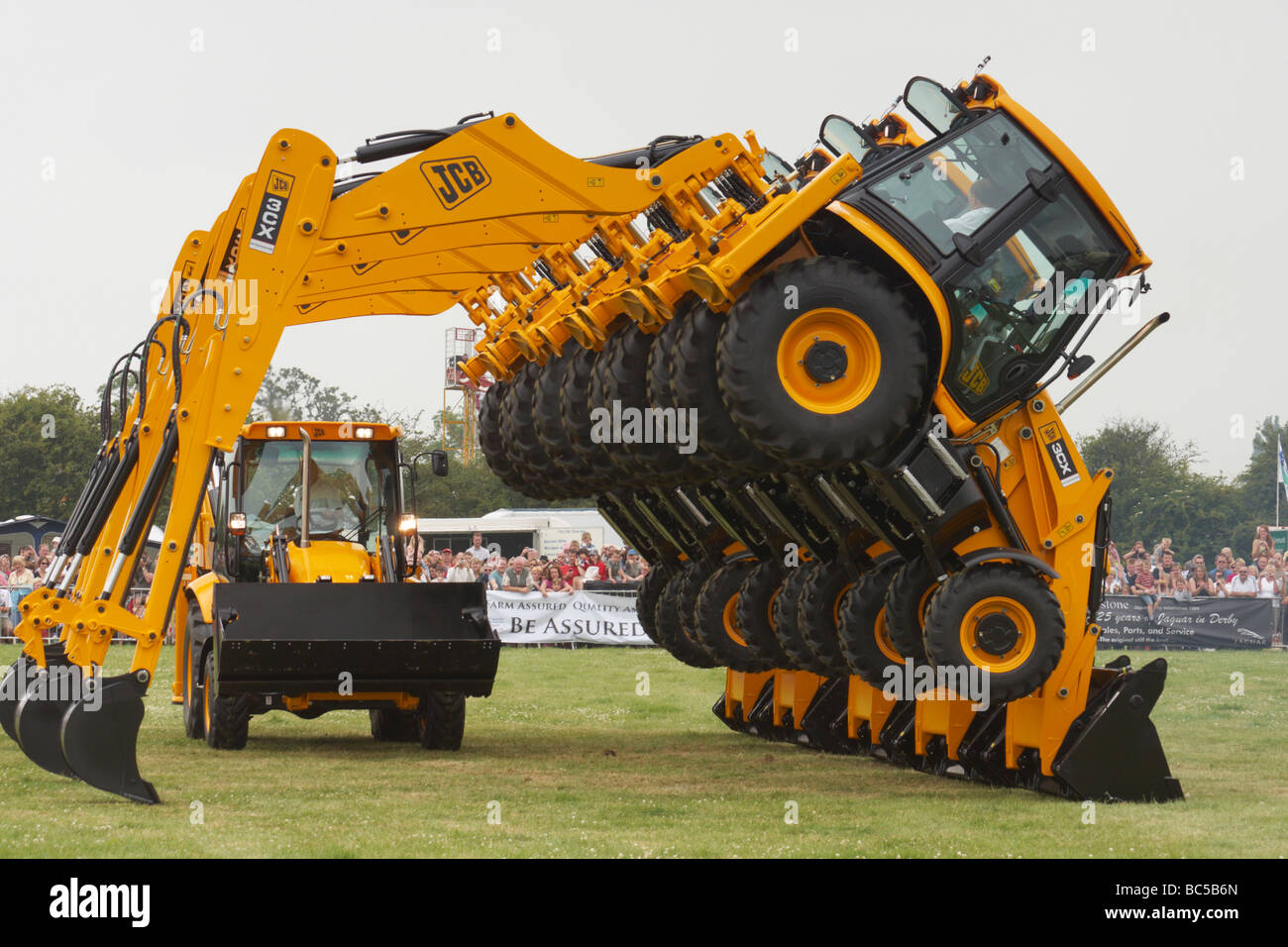 JCB 'dancing diggers' acrobatic display at the Derbyshire County Show 2009 at Elvaston. Stock Photo