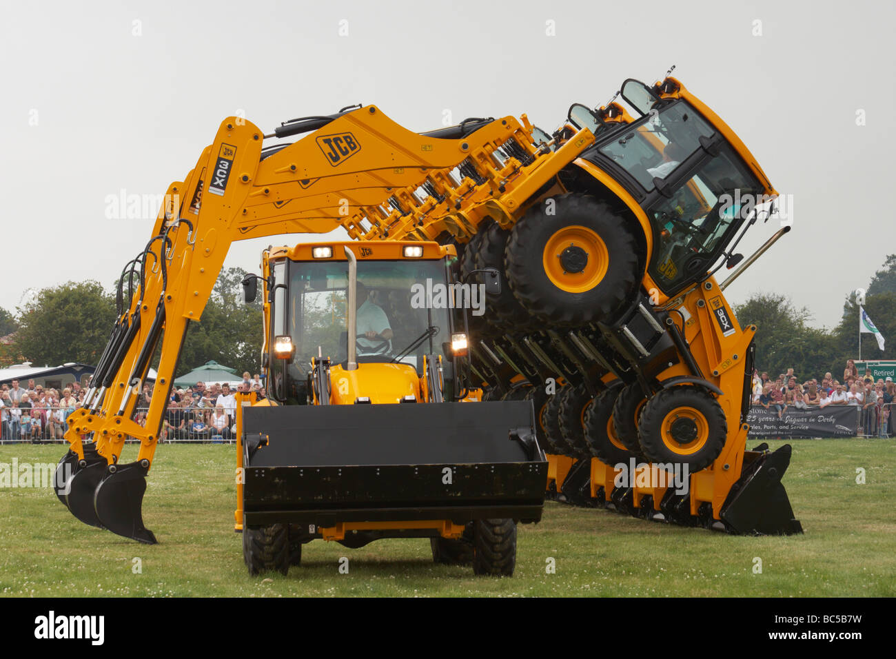 JCB 'dancing diggers' acrobatic display at the Derbyshire County Show 2009 at Elvaston. Stock Photo